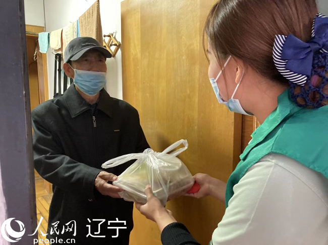 郭蒼娜上門為李維權(quán)老人送餐。人民網(wǎng) 孝媛攝