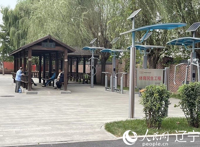 牡丹社區(qū)的居民在改造后的長廊里歇腳聊天。人民網(wǎng) 王斯文攝