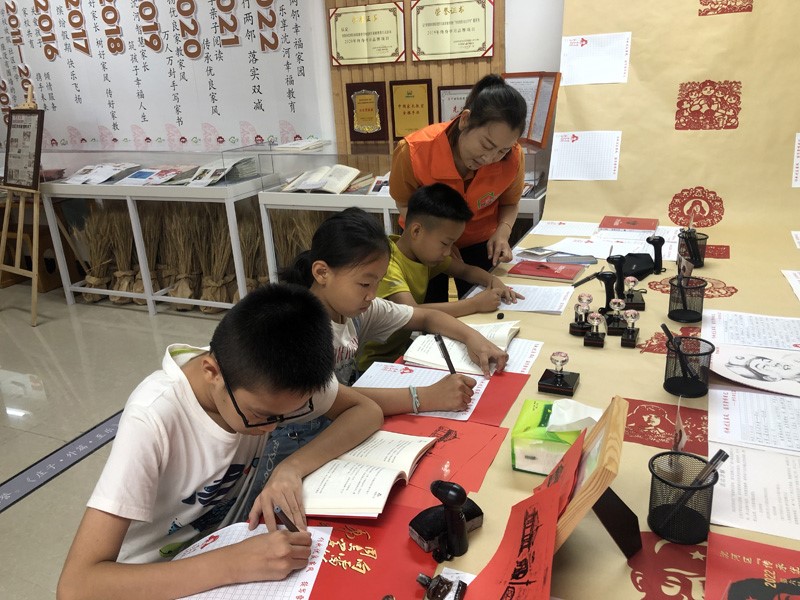 孩子們?cè)谏蜿柺猩蚝訁^(qū)山東堡社區(qū)“幸福教育坊”學(xué)習(xí)。山東堡社區(qū)供圖