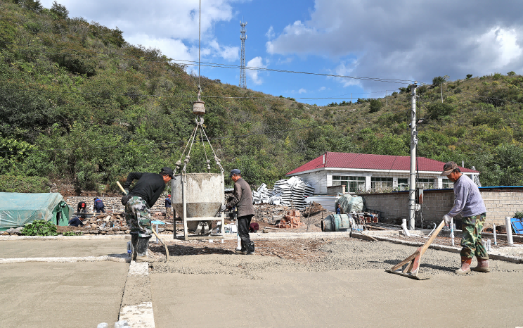 建昌縣八家子鎮(zhèn)前石門子村，村民家中的地面正在進(jìn)行平整。田嘉 攝