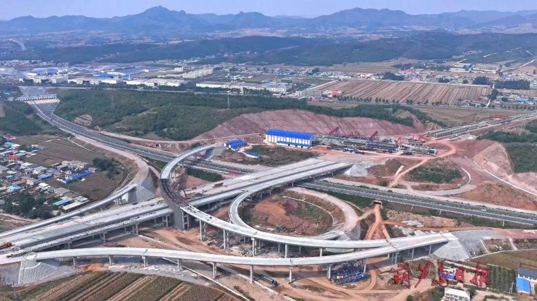 凌綏高速建昌樞紐互通工程施工現(xiàn)場。田嘉 攝