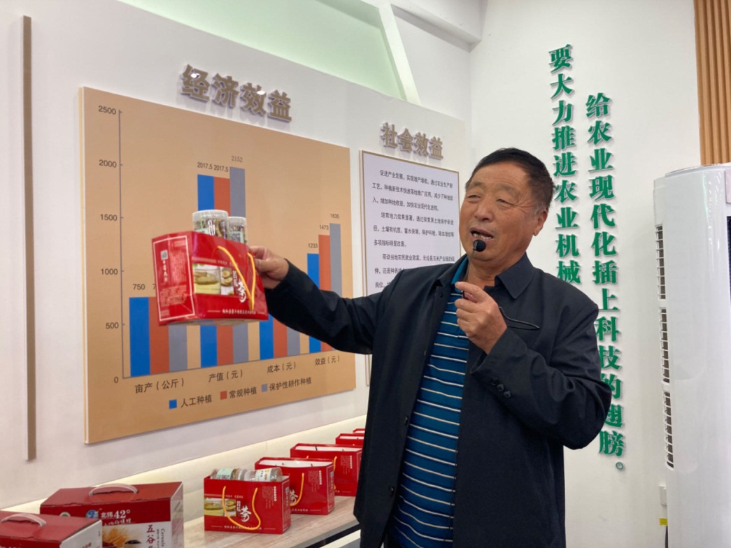趙玉國在介紹合作社的產(chǎn)品。人民網(wǎng)記者 孝媛攝