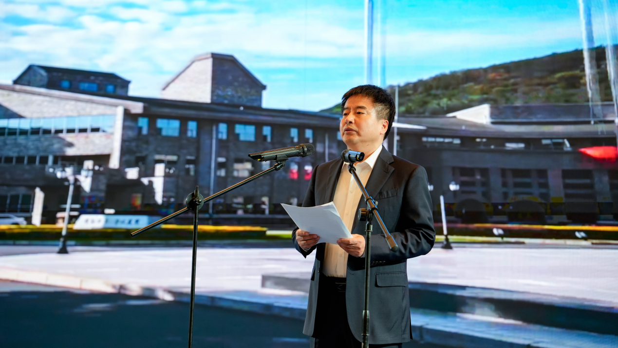 大連市委常委、宣傳部部長(zhǎng)郭鐵鈞作城市推介。遼寧省委網(wǎng)信辦供圖