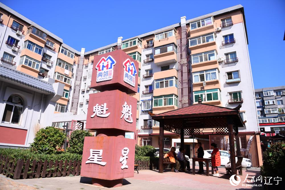 居民聚在魁星小區(qū)小廣場嘮家常。人民網(wǎng)記者 王斯文攝