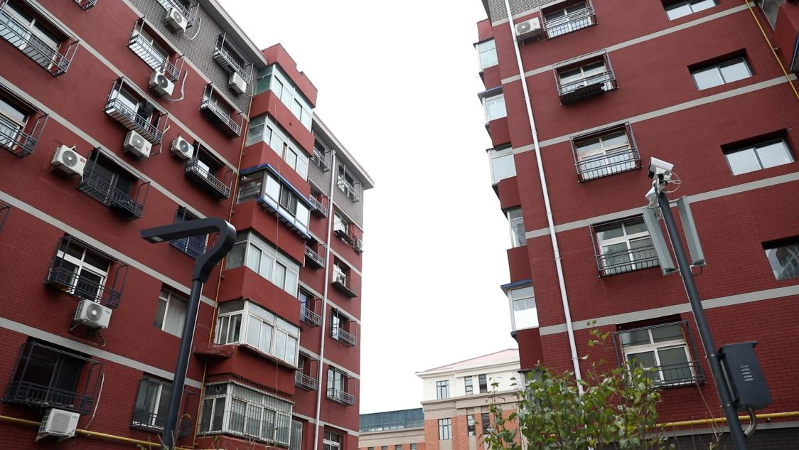 久安社區(qū)的樓體外墻換上了新保溫層。大東區(qū)委宣傳部供圖