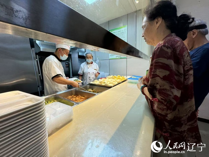 牡丹社區(qū)的養(yǎng)老服務(wù)中心每天有300余人次就餐。人民網(wǎng)記者 湯龍攝